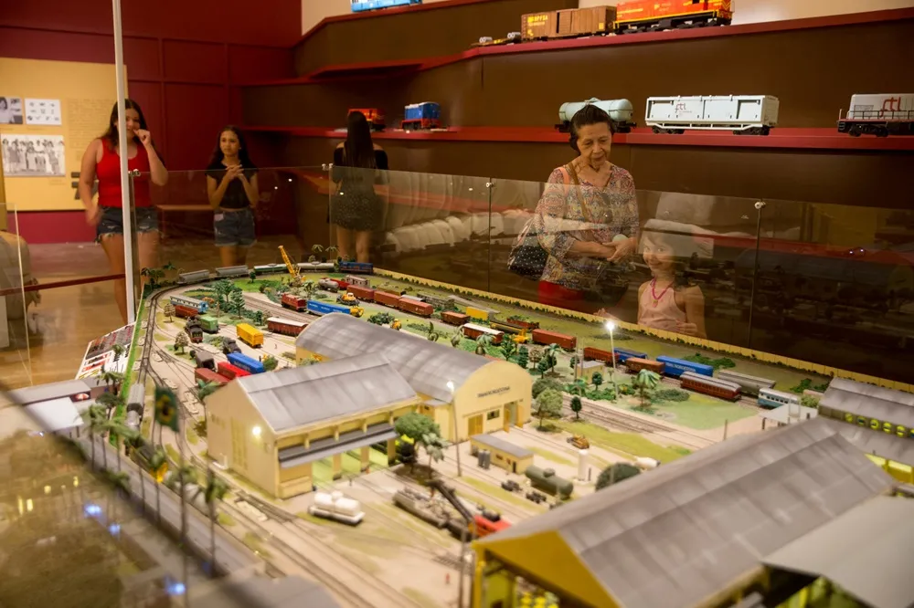 Maquete com cinco metros de extensão pode ser encontrada no Museu Ferroviário.