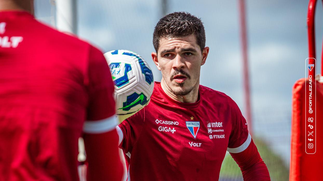 Vinicius Silvestre em ação pelo Fortaleza