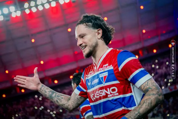 Lucas Crispim em ação pelo Fortaleza