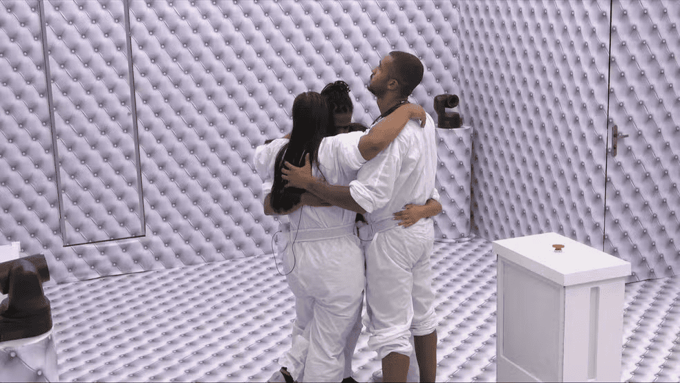 foto do quarto branco do BBB 26. Os participantes Chaiany, Gabriela, Leandro e Matheus se abraçam após deixar a dinâmica.