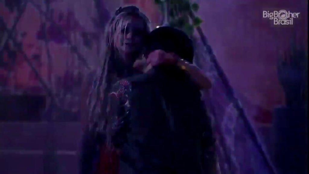 Print mostra Pyong Lee agarrando Marcela no BBB 20.