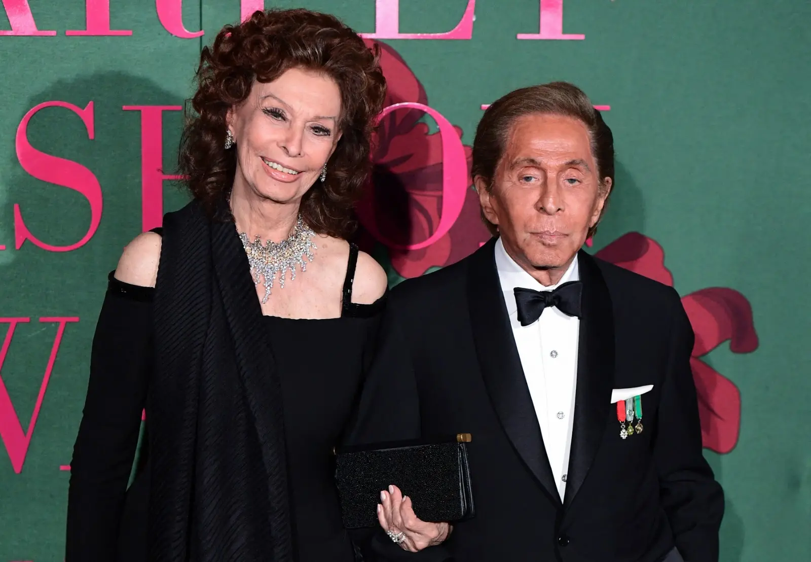 Valentino e Sophia Loren. Imagem usada em matéria sobre quem foi o estilista e sua trajetória profissional no mundo da moda.
