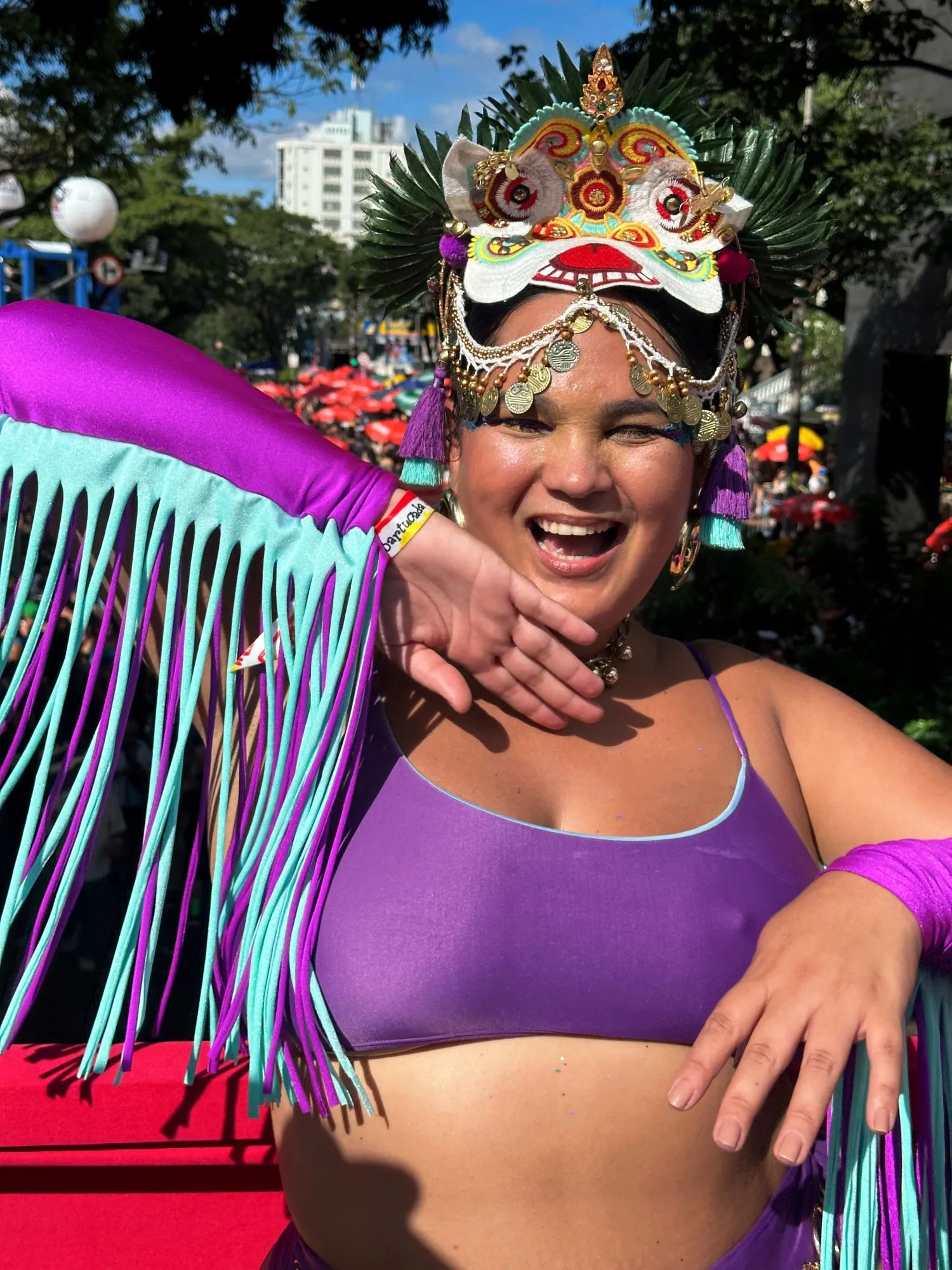 Krishna reforça a importância de levar sempre protetor solar na hora da folia.