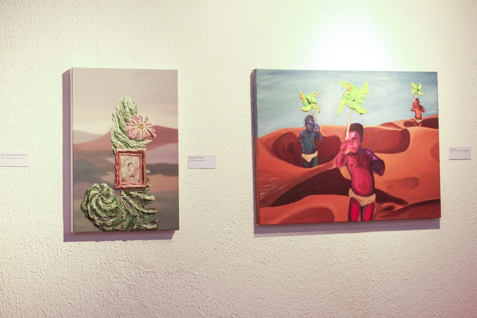 Quadros expostos de artistas trans, travestis e não-binários.