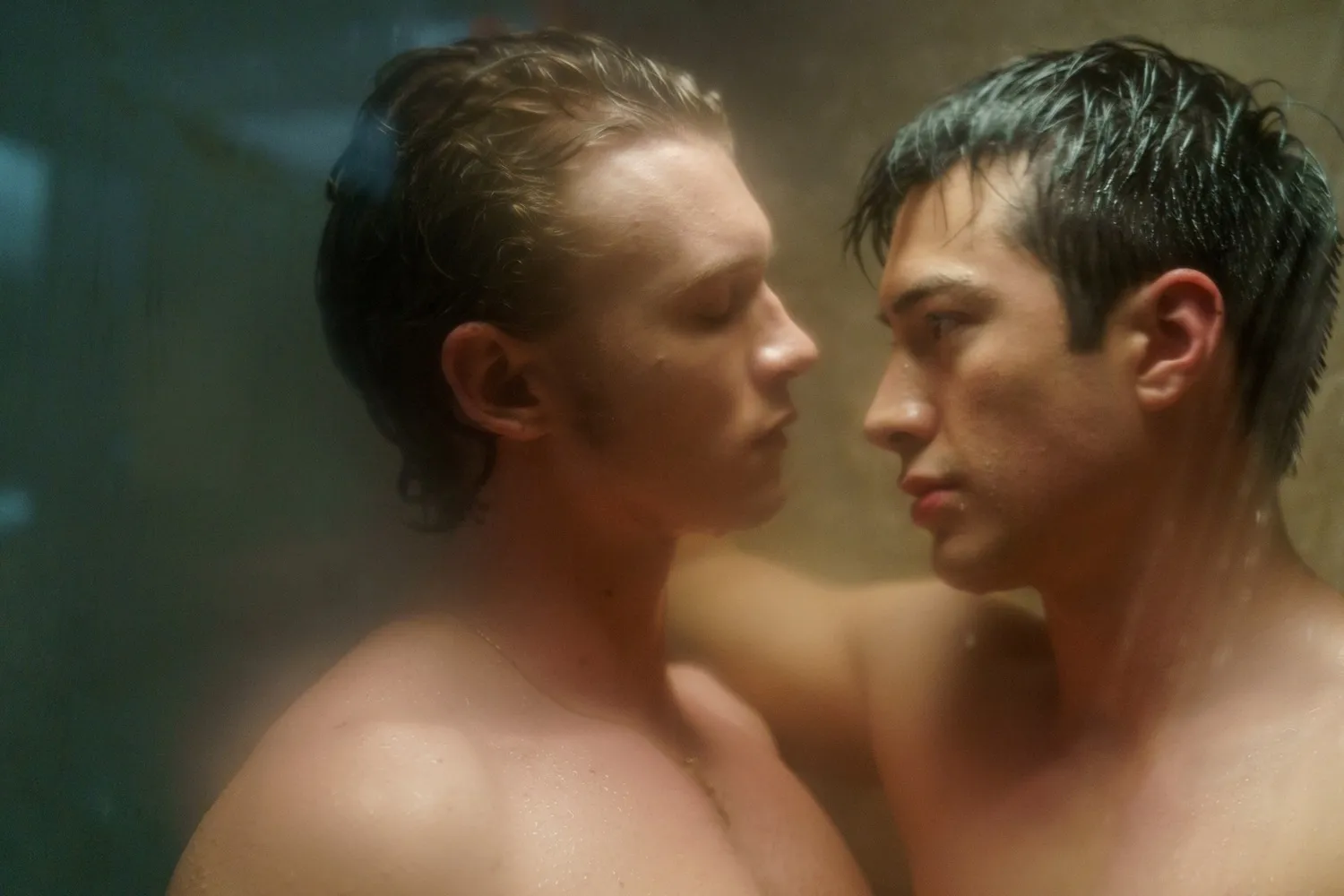 Ilya Rozanov (Connor Storrie) e Shane Hollander (Hudson Williams) vivem romance proibido e intenso na série 