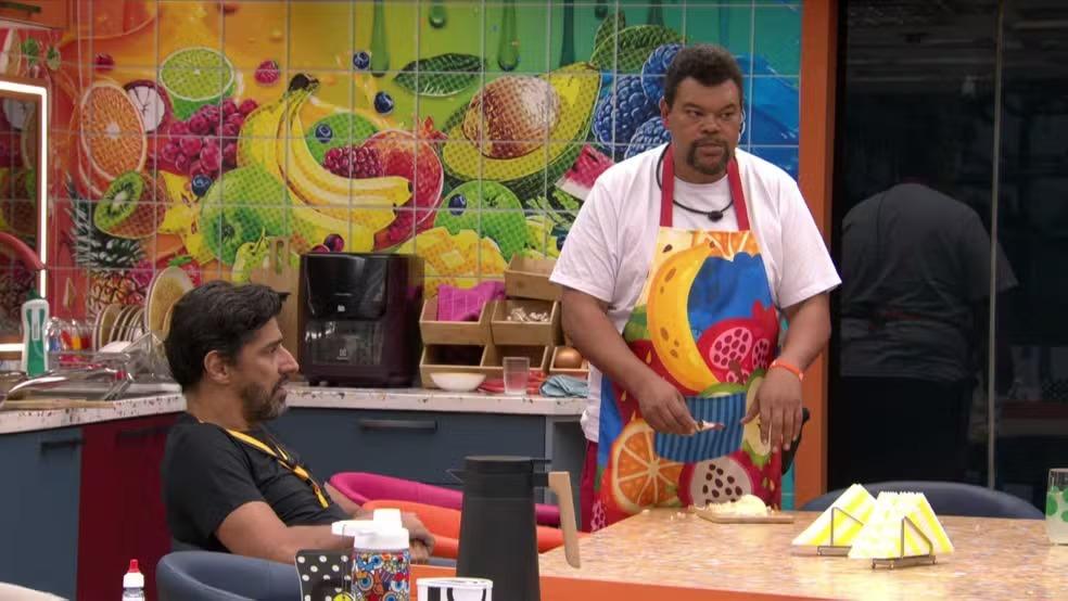 Print de um momento da conversa de Babu com Alberto na cozinha.