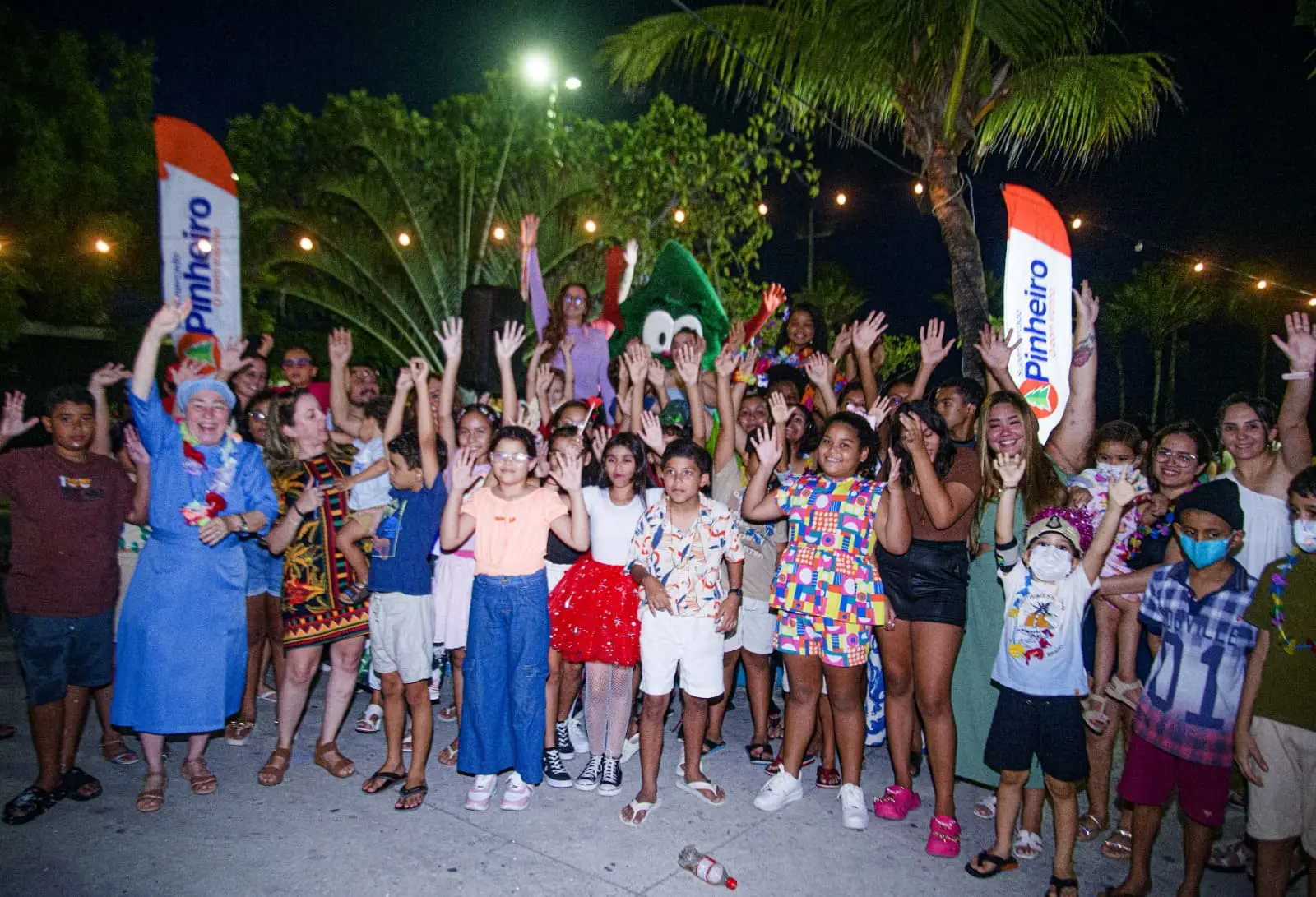 Crianças pulando carnaval no Largo do Mincharia.