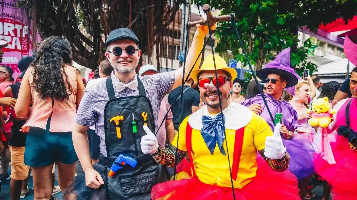 Foliões pulando carnaval de rua em Fortaleza.