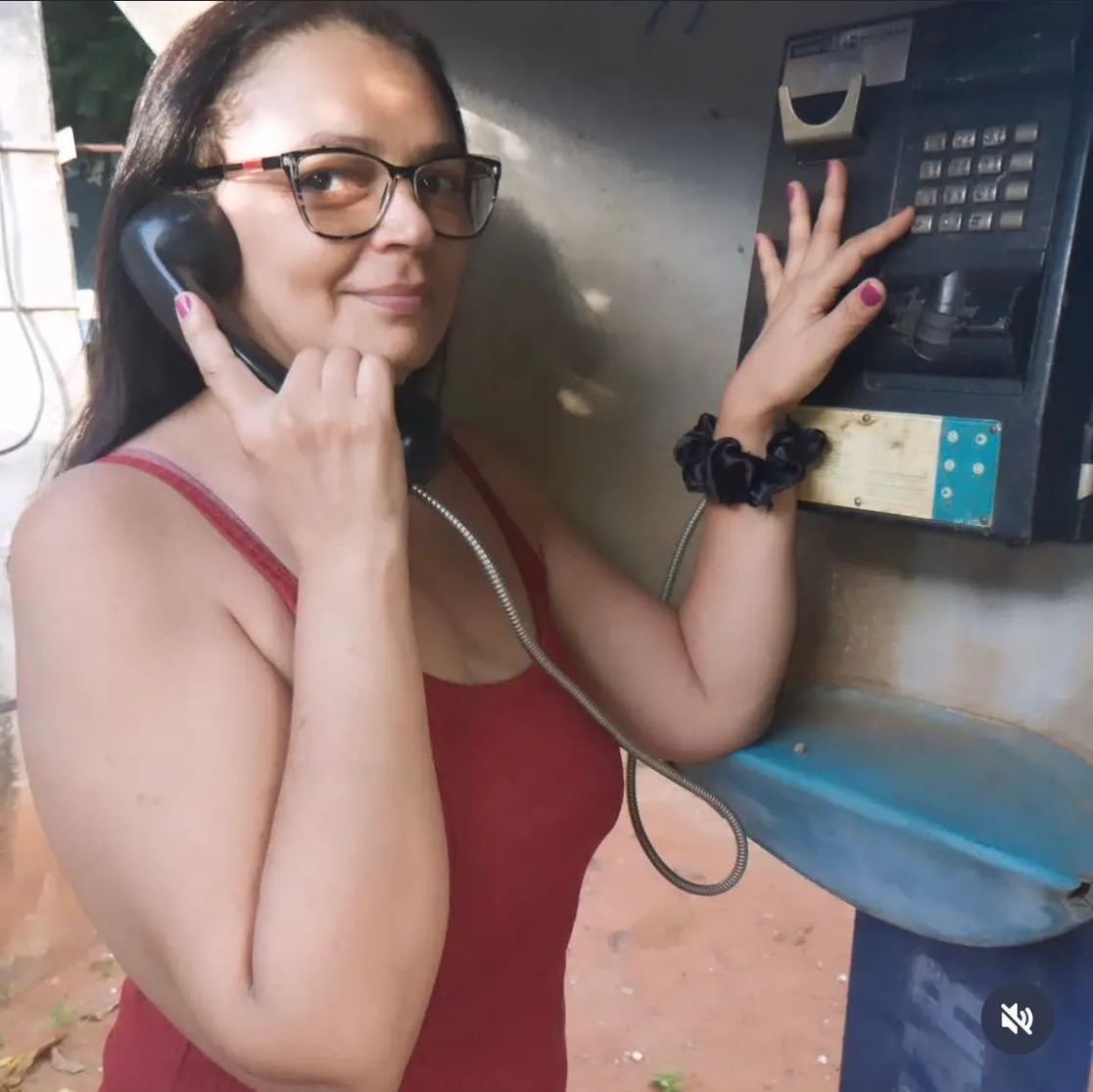 Em 2024, a professora Nilda voltou à cidade natal e encontrou o orelhão que a mãe utilizava para fazer as ligações.