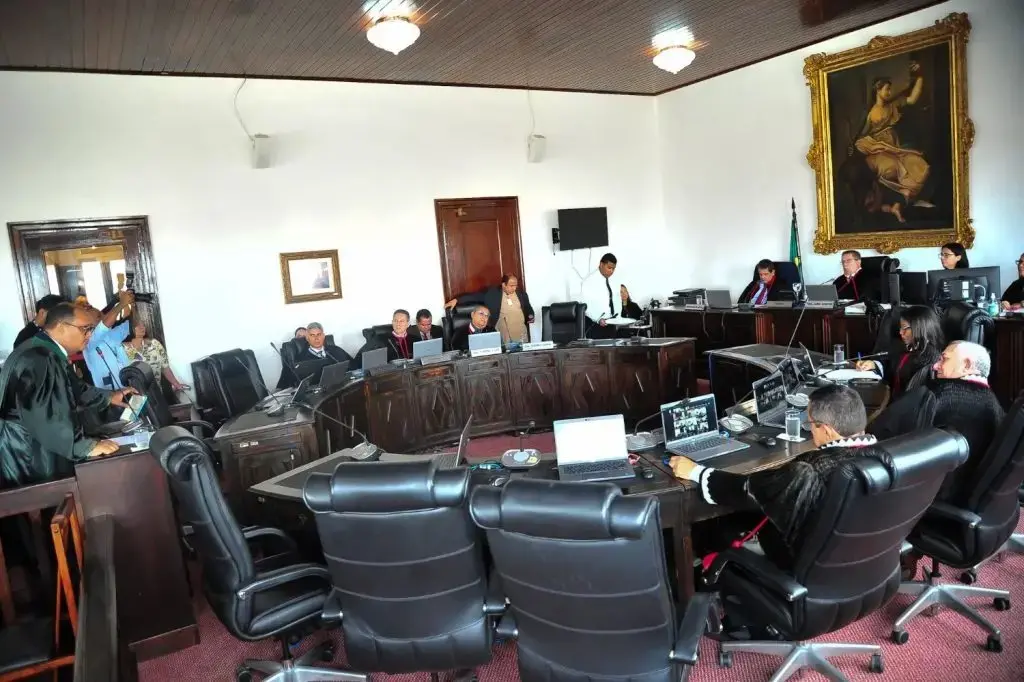 Foto da sessão de julgamento. Imagem usada em matéria sobre escândalo de corrupção em Turilândia que precisou de interversão da justiça do Maranhão.