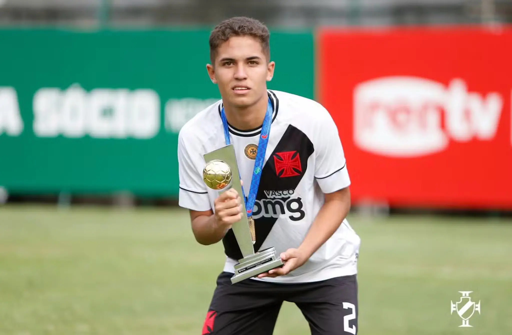 Paulinho com a camisa do Vasco segurando troféu
