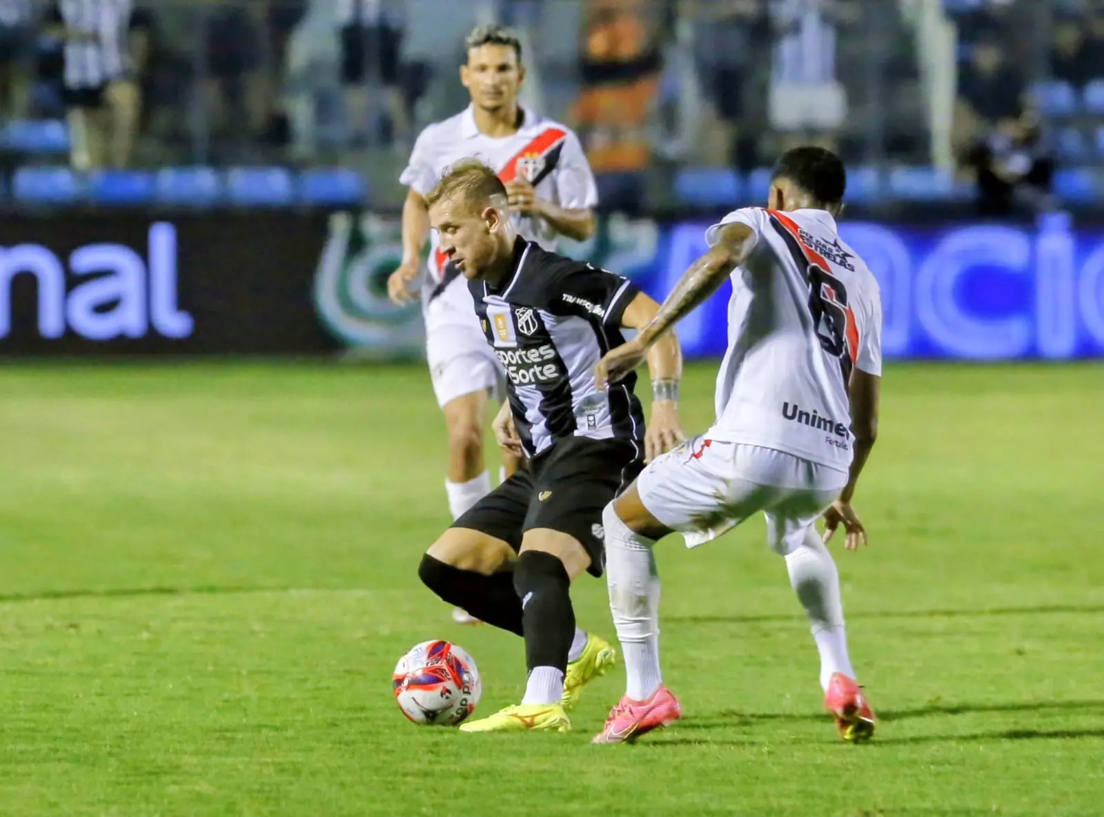 Atletas de Ceará e Ferroviário disputam bola