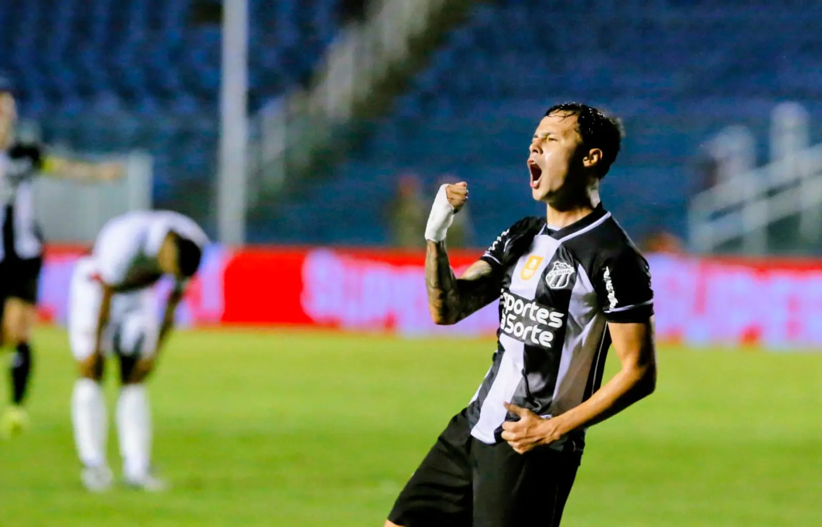 Matheus Araújo comemora gol pelo Ceará