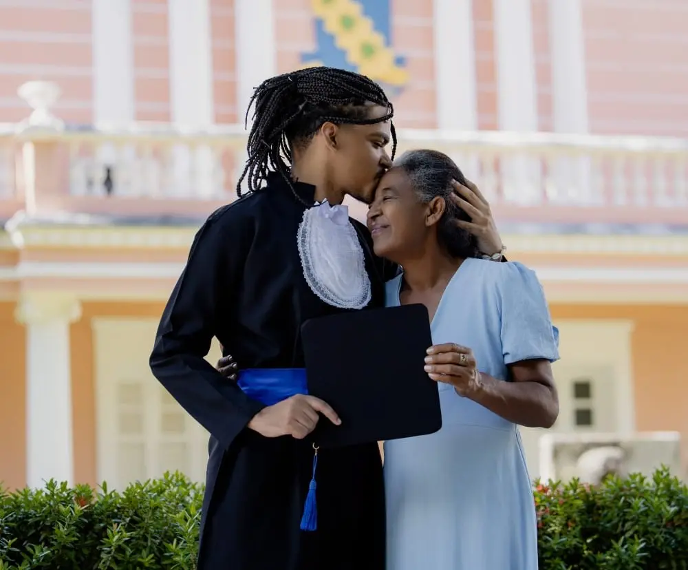 Mãe e filho celebrando uma conquista na cerimônia de formatura no exterior, símbolo de amor, orgulho e realização acadêmica.