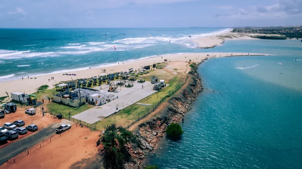 Com a abertura de novos empreendimentos, o fluxo de visitantes aumentou e reacendeu o debate sobre o direito de acesso à praia.