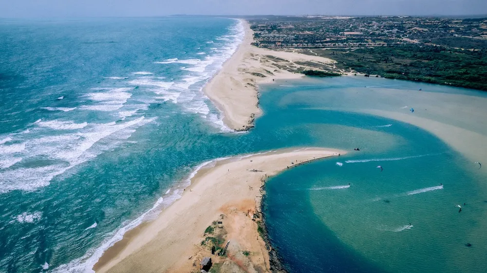 Região é tradicional ponto de kitesurf e lazer, mas frequentadores reclamam que a taxa dificulta o acesso ao espaço público.