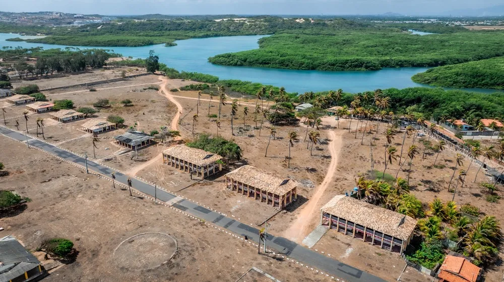 Imóveis do antigo Clube da Cofeco tem estrutura visivelmente envelhecida e desgastada