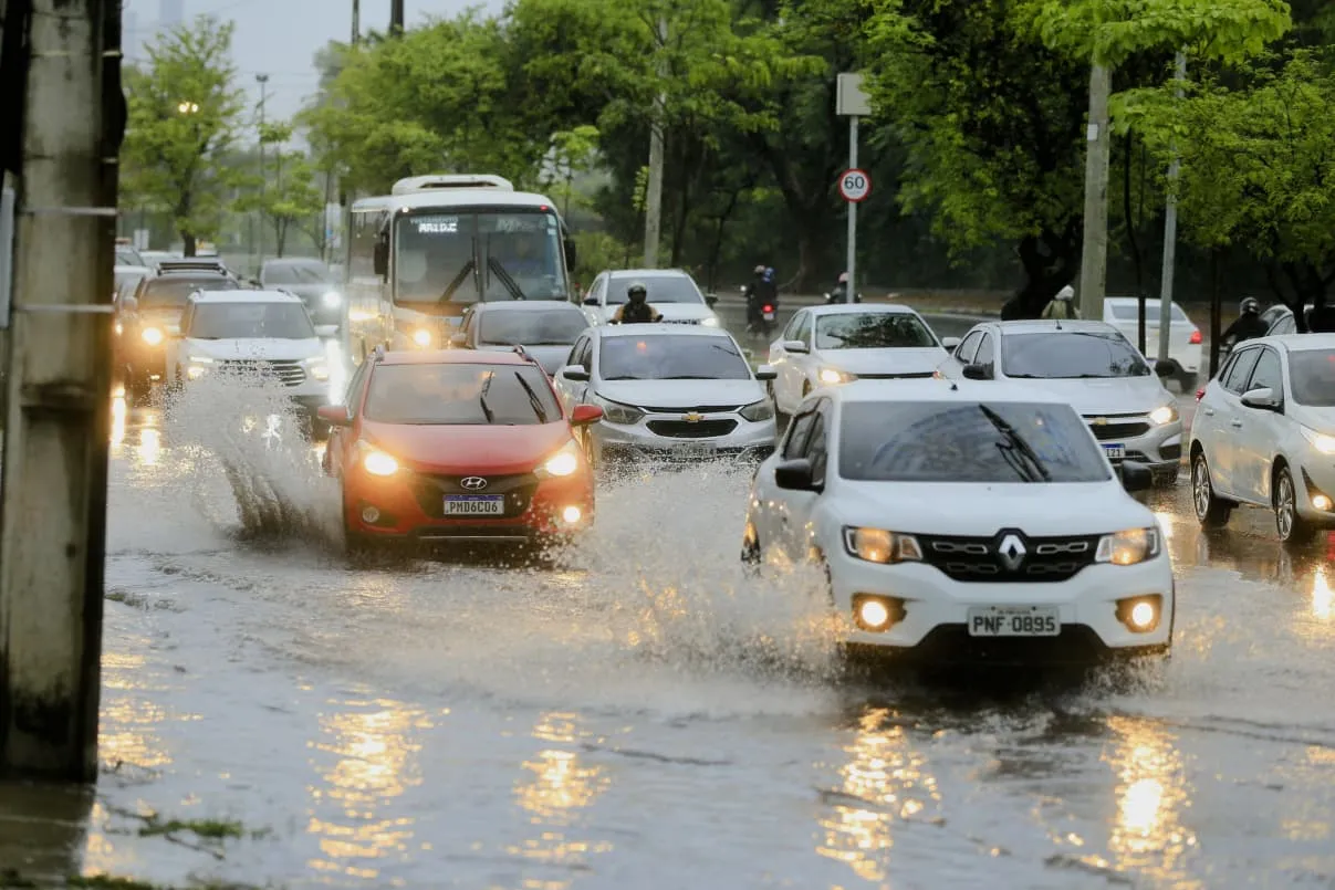 Avenidas da cidade de Fortaleza estão alagadas.