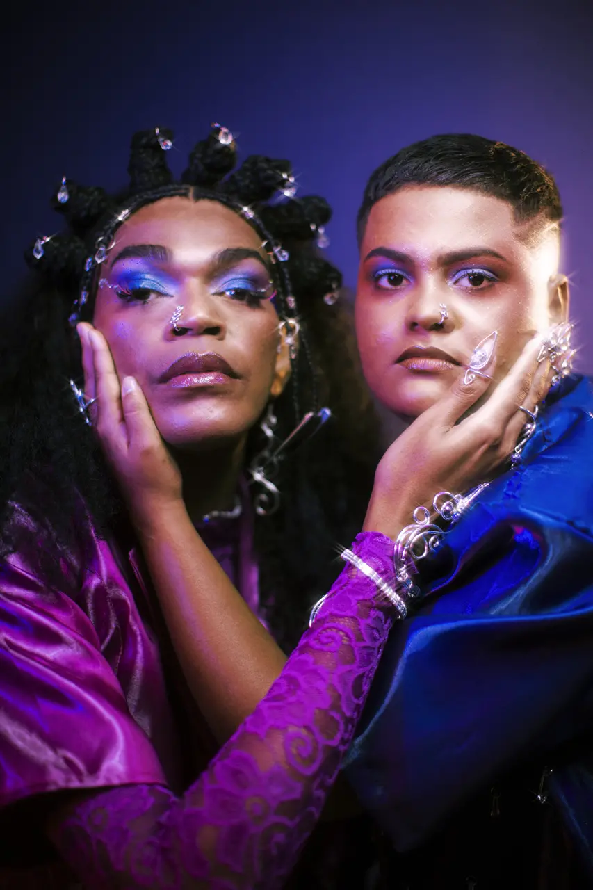 Naomi e Rai posam juntos para a exposição 