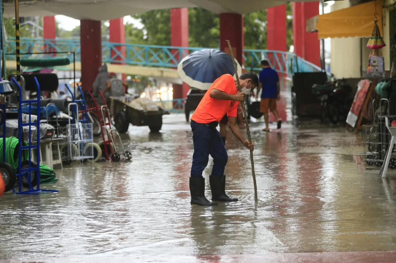 Os registros de chuva intensa afetam os pedestres e comerciantes.