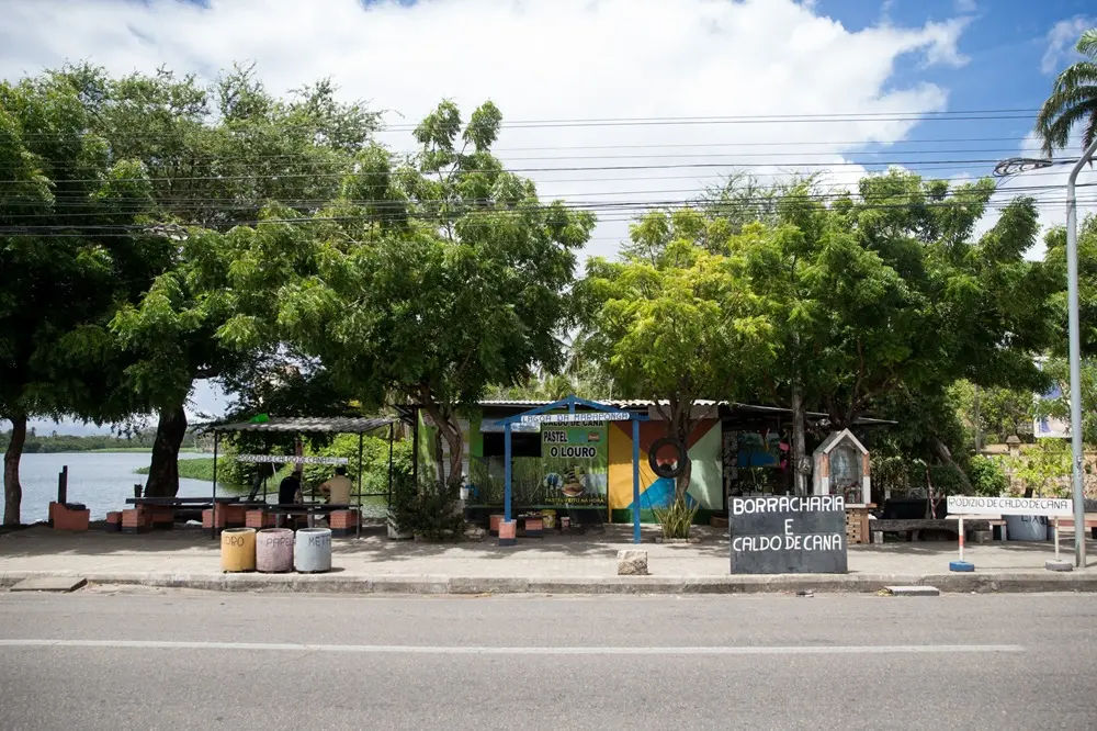 Na imagem, fotografia em plano médio e luz do dia mostra a fachada do estabelecimento 