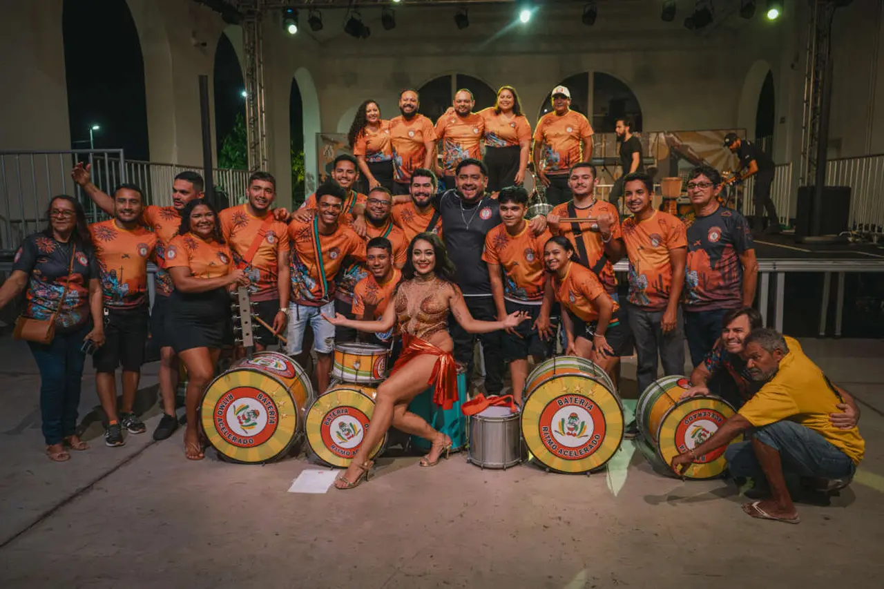 Imagem posada de integrantes do bloco A Turma do Mamão na Estação das Artes, em Fortaleza.