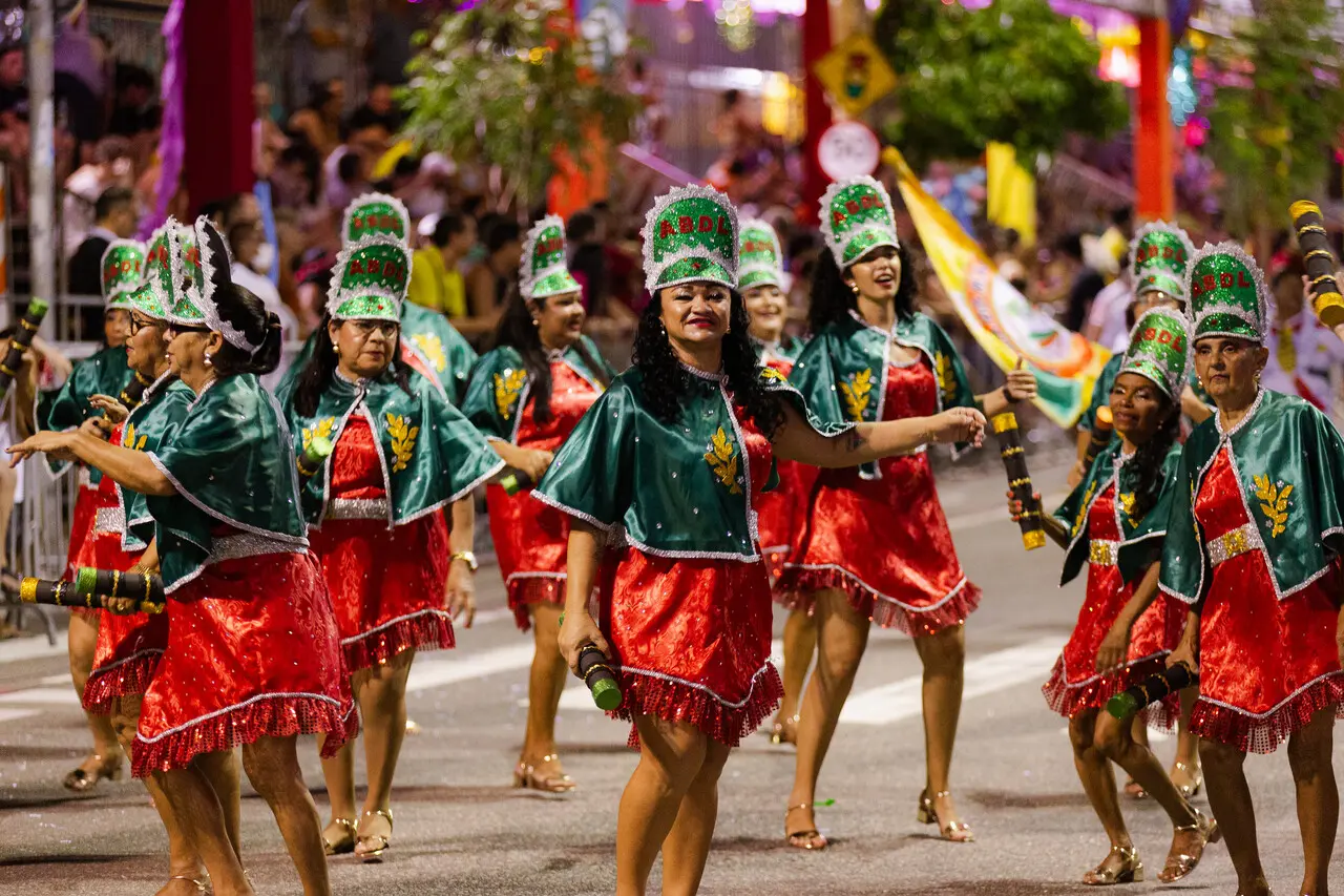 Foto de integrantes do bloco A Turma do Mamão da chamada ala das virgens.