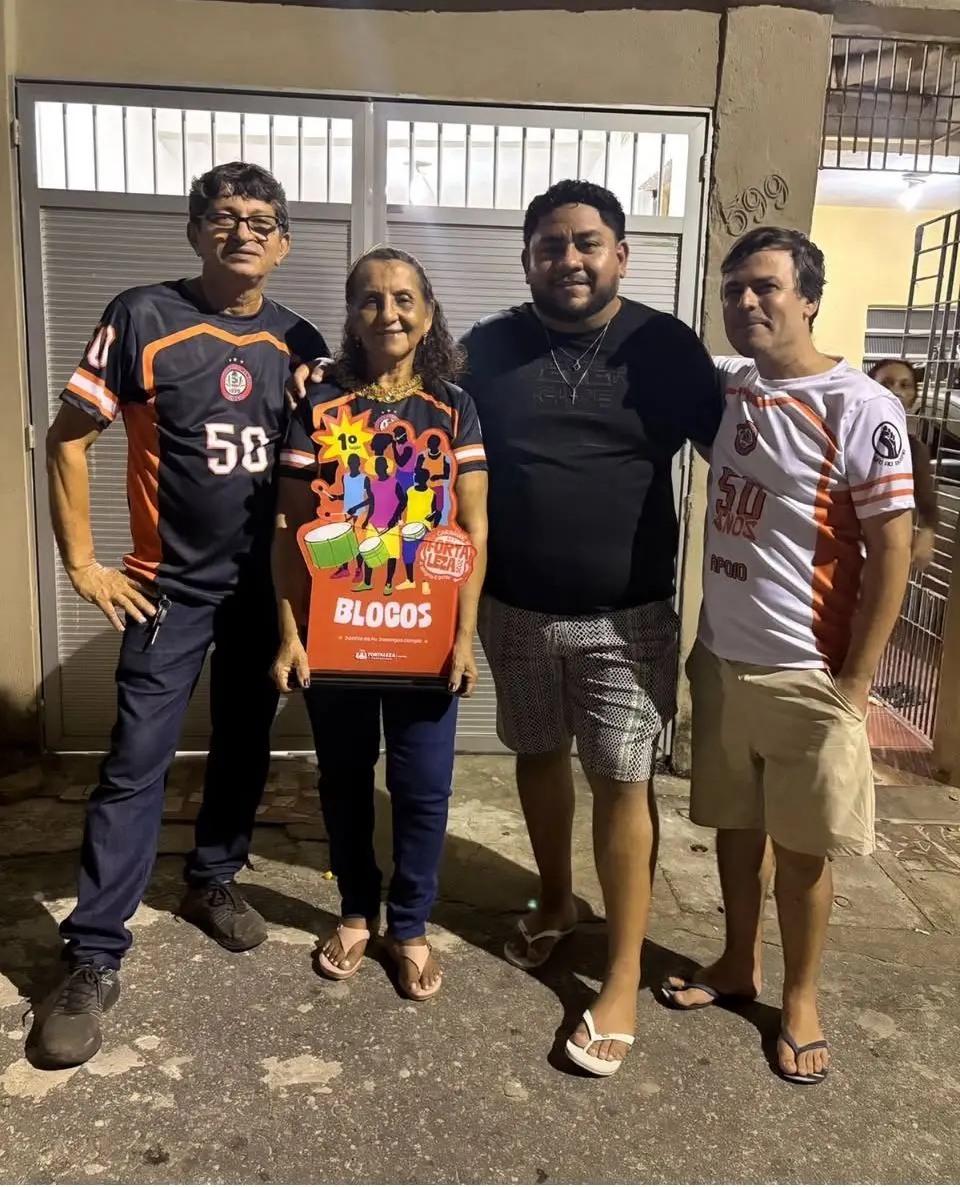 O coordenador do bloco Raimundo Barros, a presidente Ana Lúcia Barros, o mestre de bateria Leo Souza e o médico e diretor João Almeida em registro de 2025.