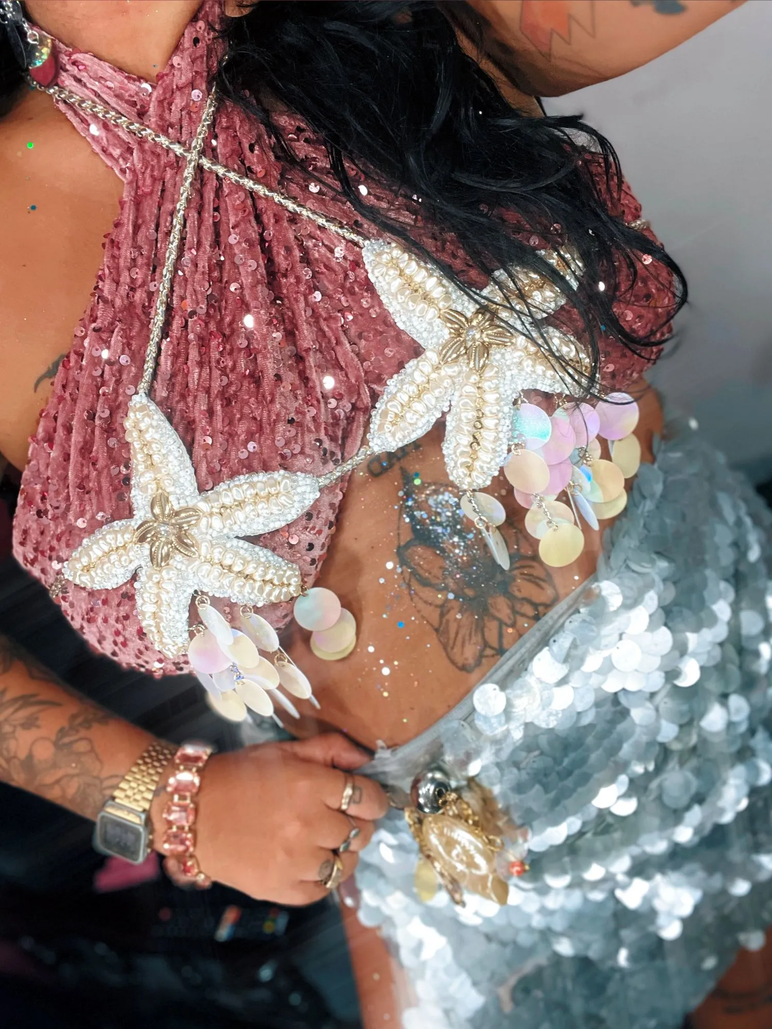 Sobreposição é opção de fantasia fácil. Na foto, look da influenciadora Marissa Pimenta.