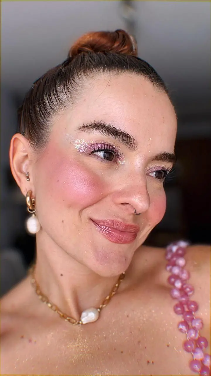 influenciadora clara novais com maquiagem de carnaval.