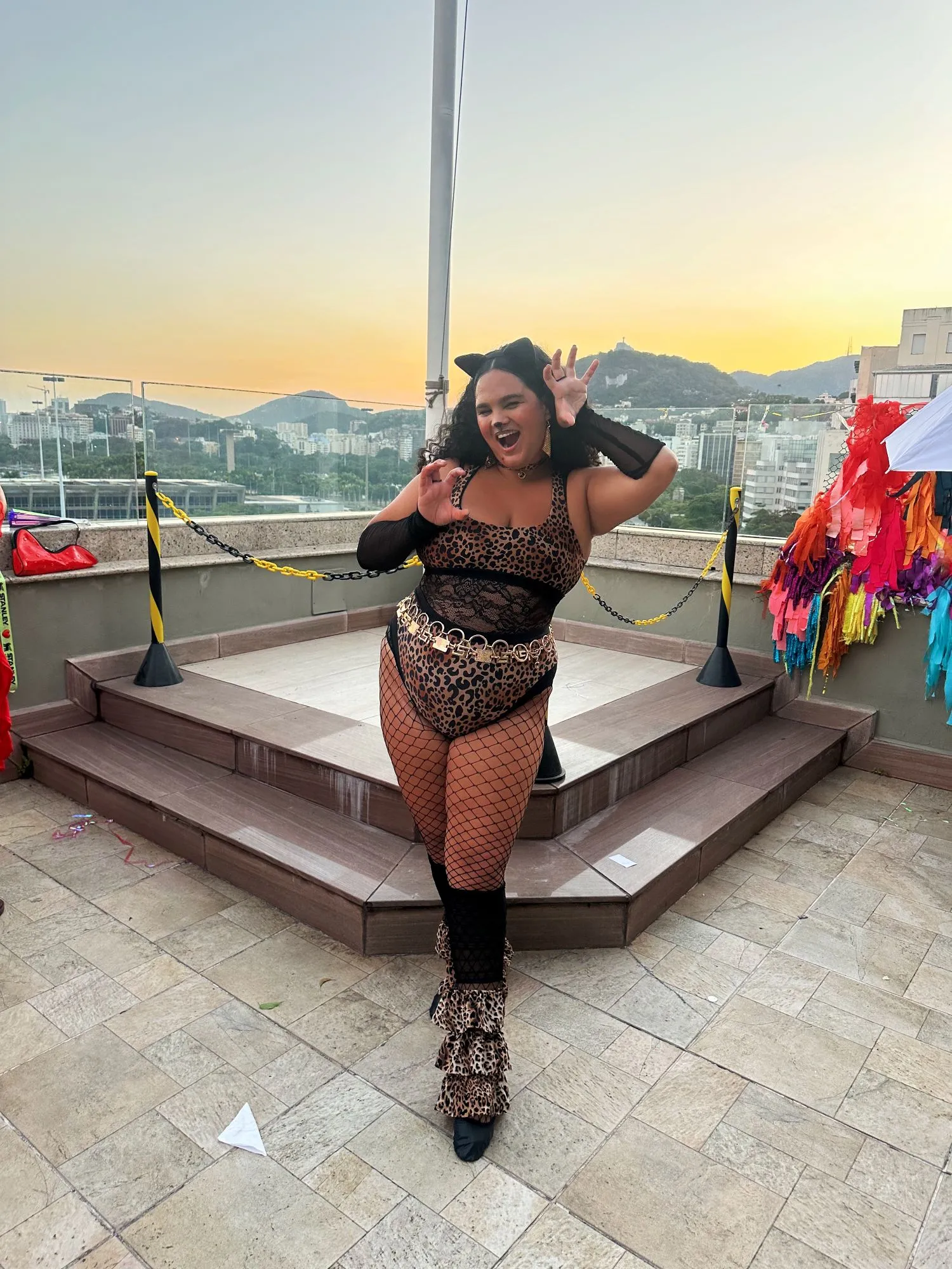 Fantasia com estética animal print é opção possível na hora de improvisar.