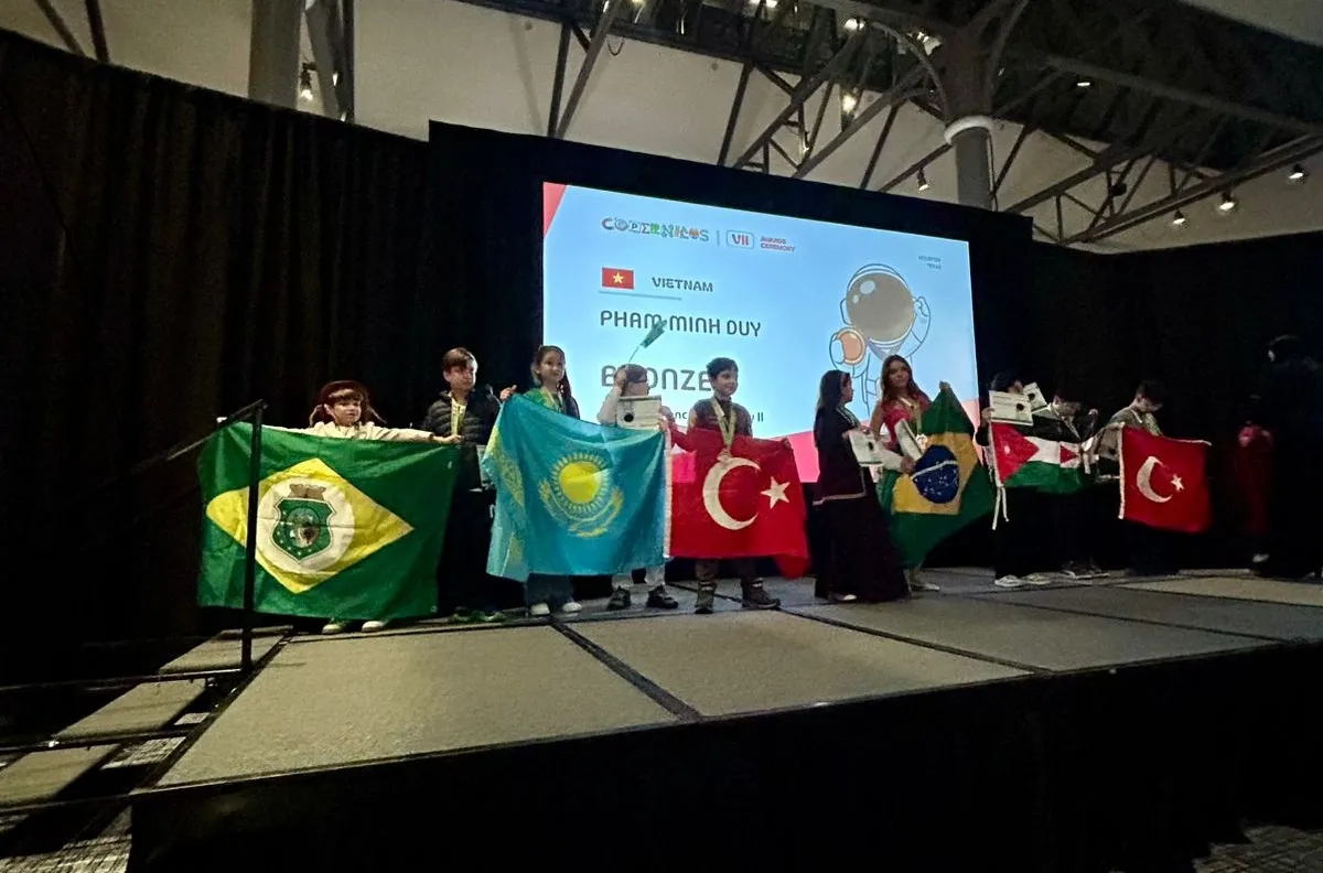 Augusto no palco da premiação junto com crianças de diversas partes do mundo