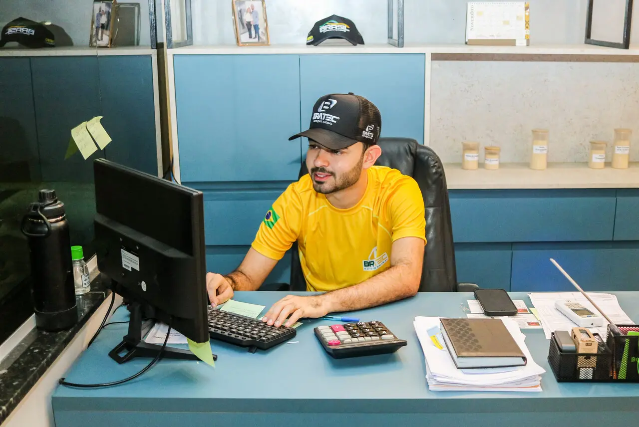 Foto de Pedro Edley, jovem empreendedor que fundou fábrica de rações e loja de autopeças em Trairi, no Ceará.