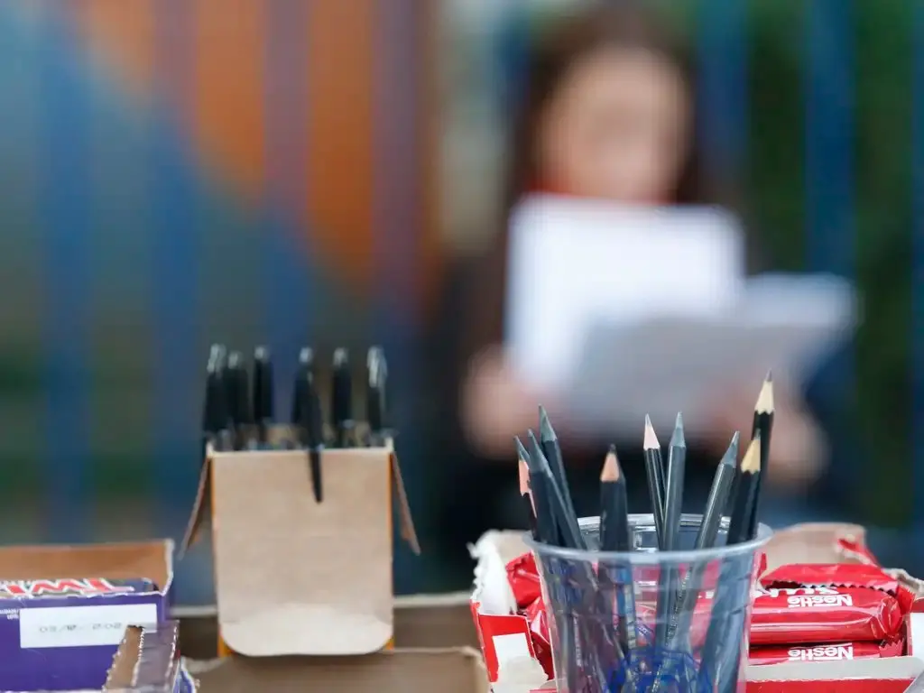 Foto de pessoa se preparando para concurso.