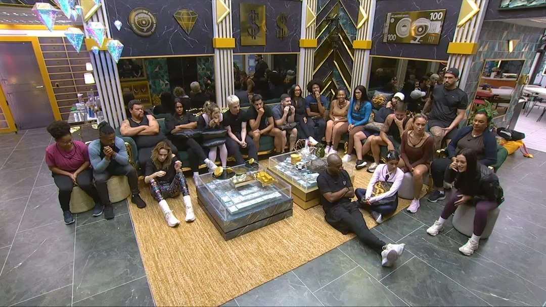 Participantes na sala da casa.