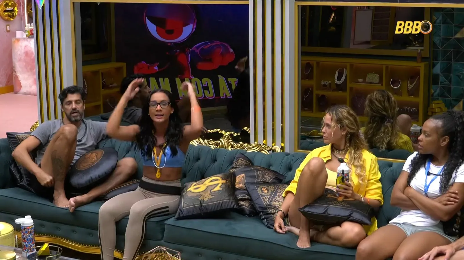Maxiane e Sarah bancaram foram para o embate com a jornalista. Uma indicou pro Paredão, já outra deu o castigo do Monstro.