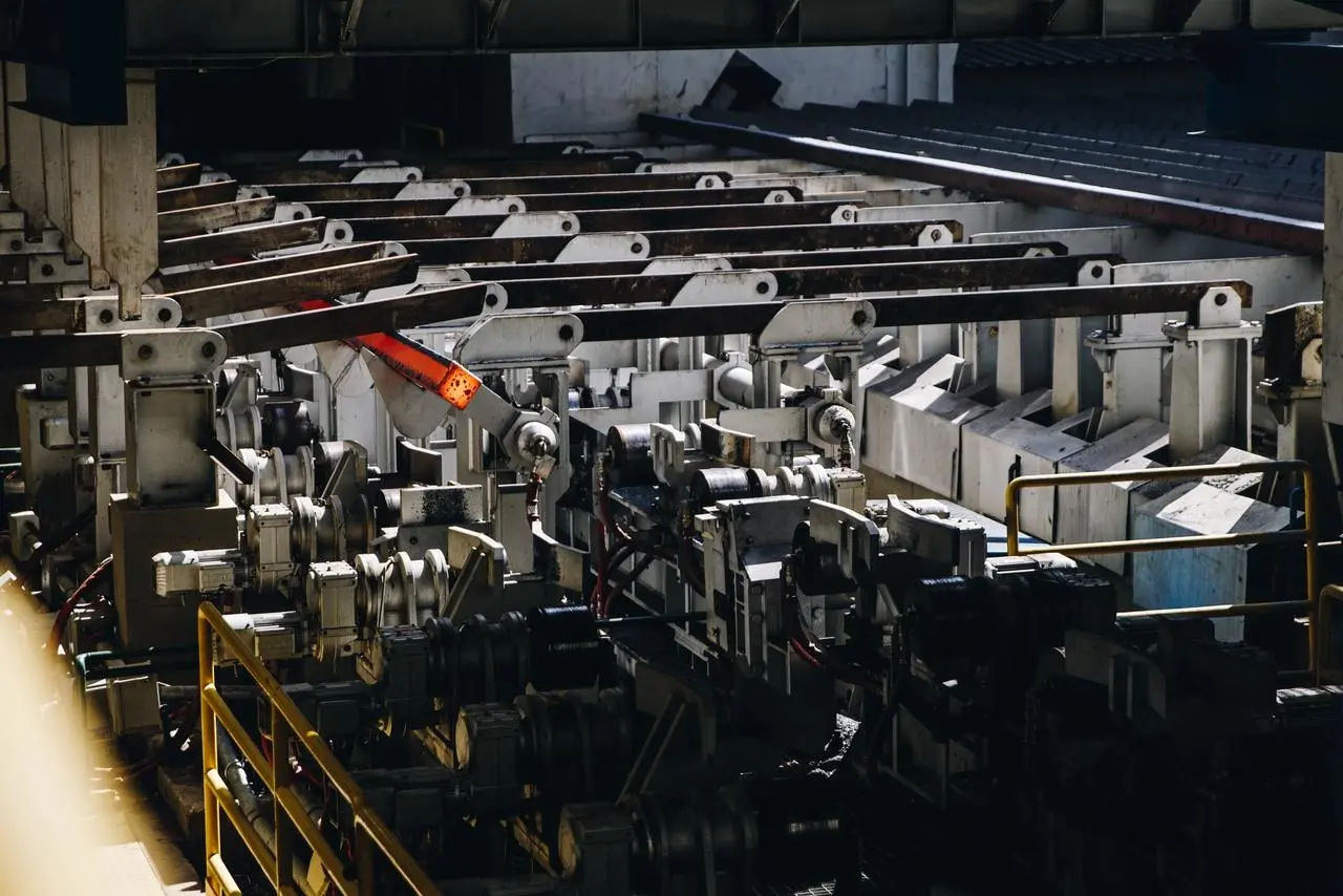 Linha de produção de siderúrgica no Ceará, com equipamentos usados na fabricação de produtos de aço.