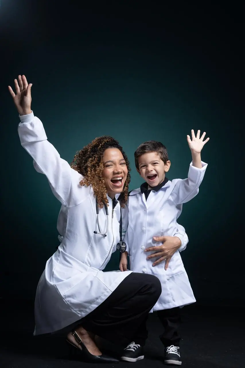 Dandara e Luiz Davi posando para as fotos de formatura, na imagem ambos etão usando jalecos.