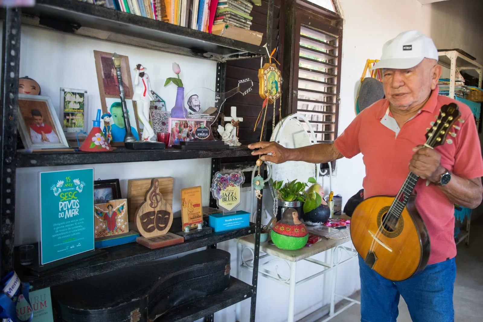 O mestre ao lado de alguns dos reconhecimentos recebidos ao longo dos anos.