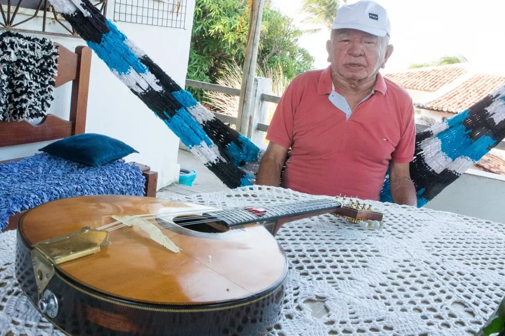 Com casa em Iparana, Região Metropolitana de Fortaleza, Macaúba do Bandolim considera-se feliz.