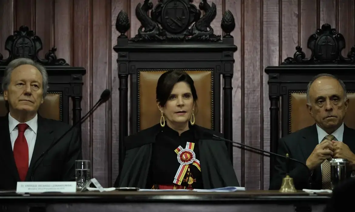 Presidente do STM, Maria Elizabeth Rocha e outros dois homens de meia-idade. Imagem usada em matéria onde MP Militar pede ao órgão a perda da patente de Bolsonaro.