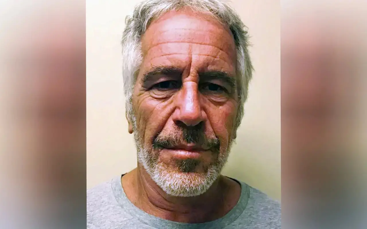 Na imagem Jeffrey Epstein é um homem de cabelo grisalho, rosto com rugas e barba também grisalha. Foto usada em matéria sobre empresário aliciar jovens modelos no Brasil.