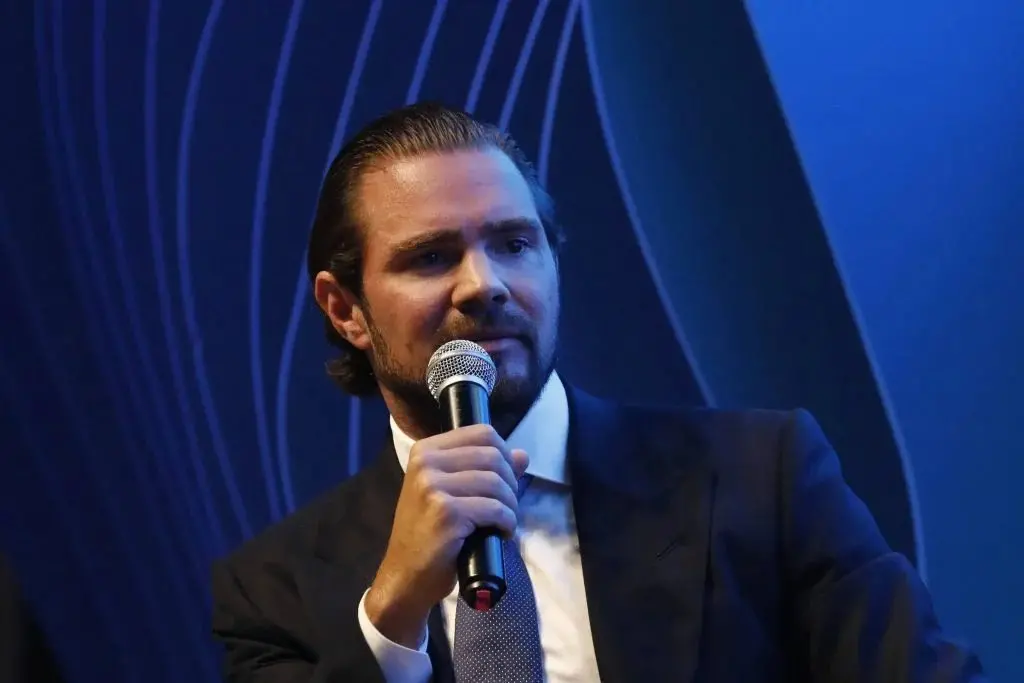 Daniel Vorcaro durante evento empresarial. Imagem usada sobre adiamento de depoimento de Vorcaro sobre CPMI do INSS após acordo.