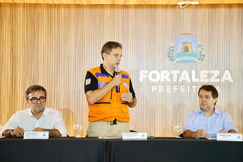 Haroldo Gondim, o coordenador da Defesa Civil de Fortaleza (ao centro)