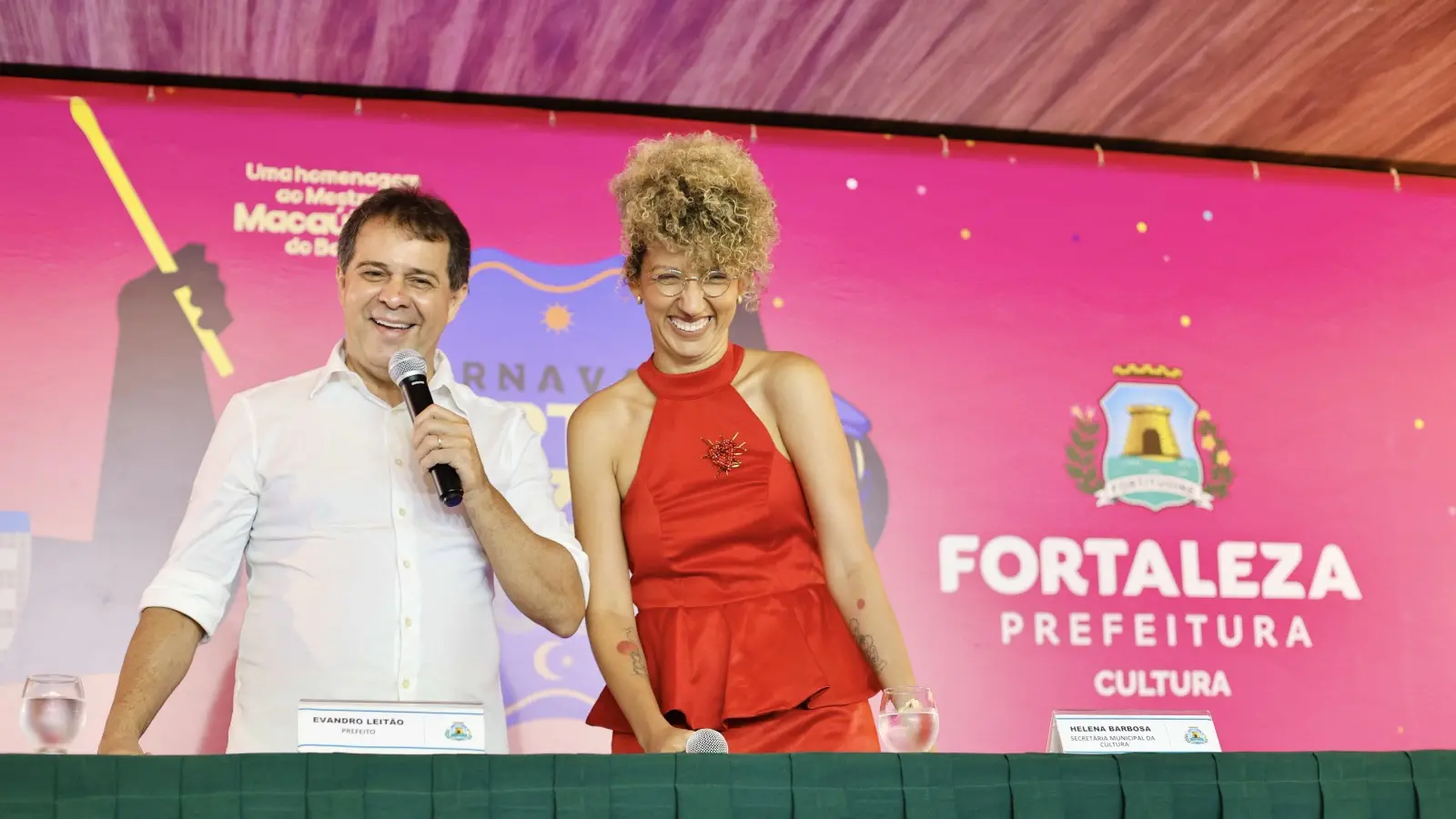 Foto de Helena Barbosa e Evandro Leitão durante lançamento do Ciclo Carnavalesco 2026.