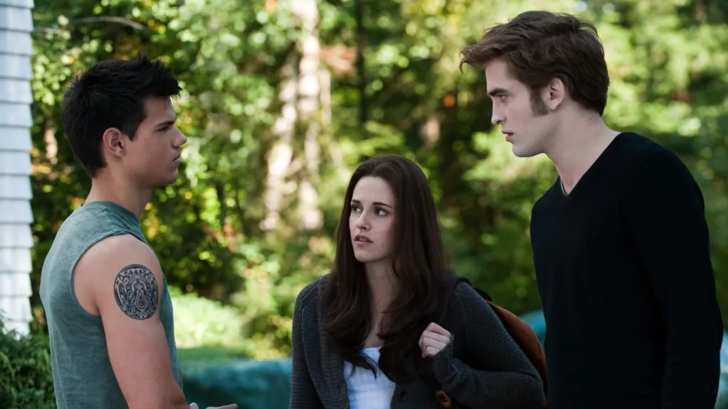 Jacob (Taylor Lautner), Bella (Kristen Stewart) e Edward (Robert Pattinson) vivem triângulo amoroso na saga 