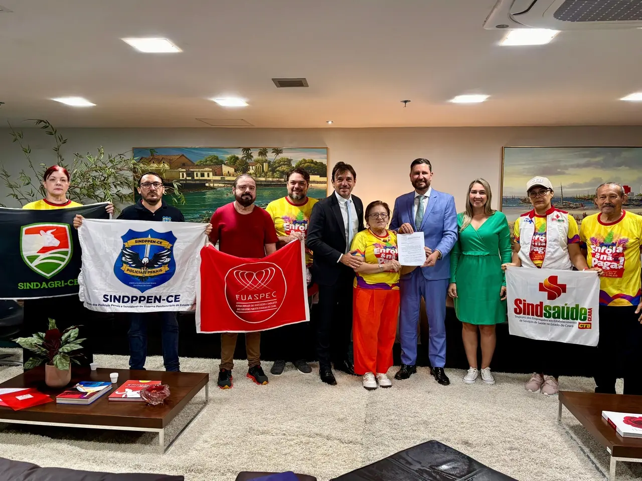 Presidente da Alece ao lado de representantes de sindicatos de servidores públicos do Estado após manifestação.