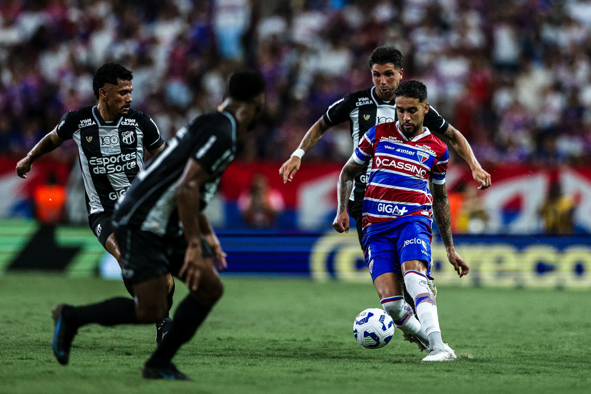 Foto de jogadores de Ceará e Fortaleza durante o Clássico-Rei