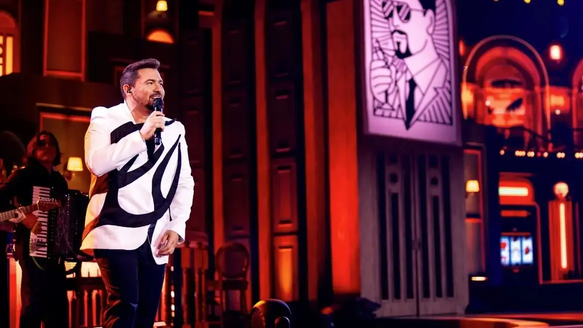 Cantor Xand Avião cantando no palco.