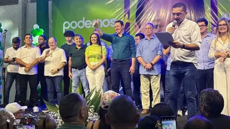Lideranças políticas em cima de um palanque. Um locutor fala ao microfone enquanto Glêdson Bezerra faz um sinal com o polegar. Ao lado dele, políticos como Ciro Gomes, Roberto Cláudio, Carmelo Neto, entre outros.
